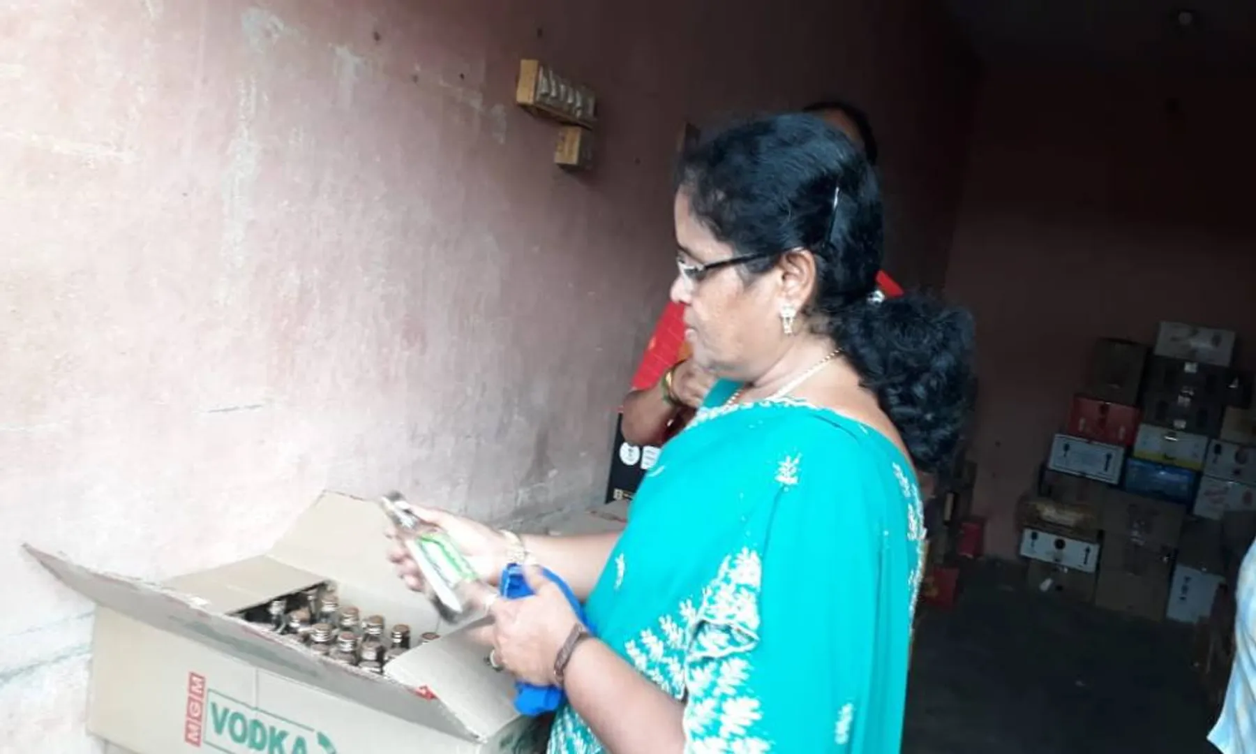 VELLORE TASMAC EMPLOYEES OPEN DUPLICATE TASMAC SHOP POLICE INVESTIGATE 